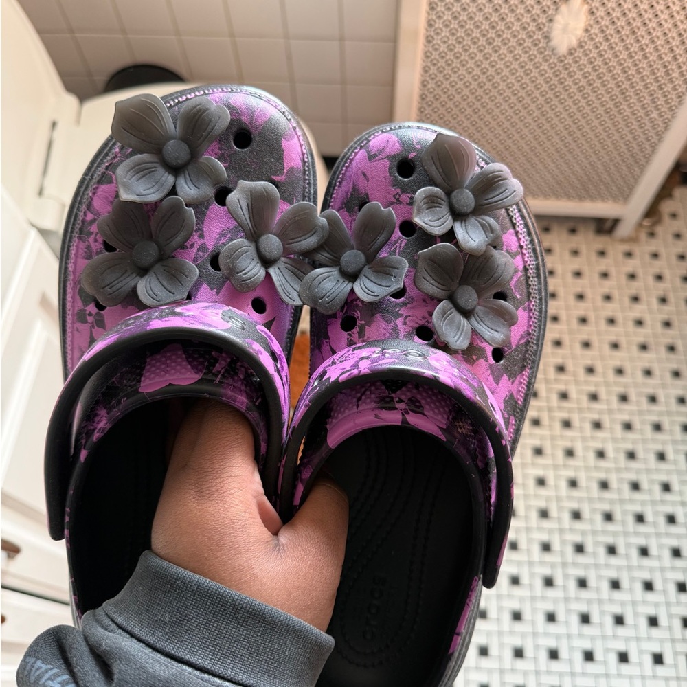 stomp hyper floral high shine purple and black platform crocs